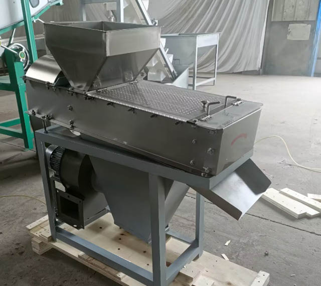 Peanut peeling machine