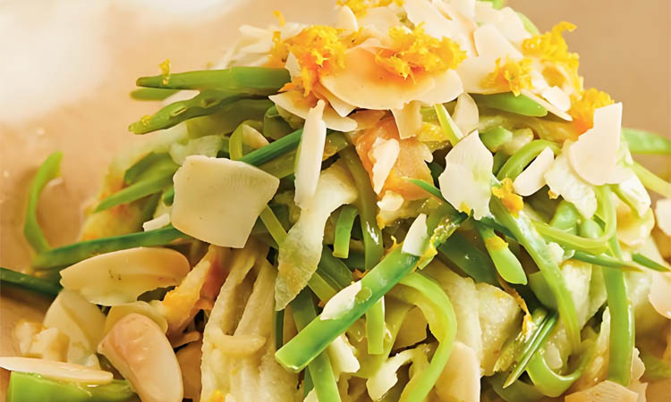 Salad with sliced almonds