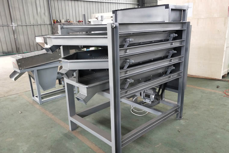 Peanut sieving machine